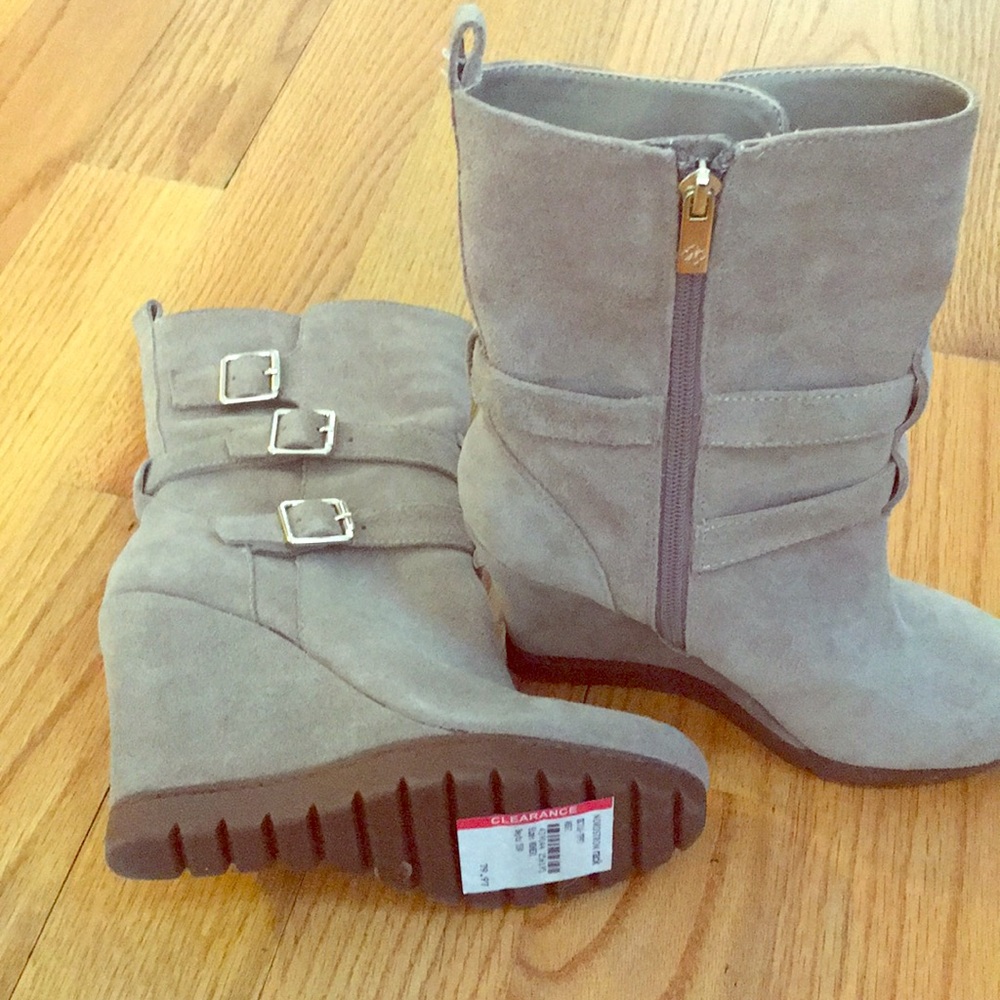 Wedge suede boots